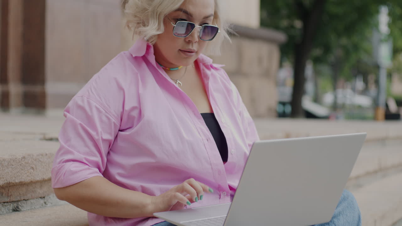 mujer trabajando en la computadora portátil al aire libre