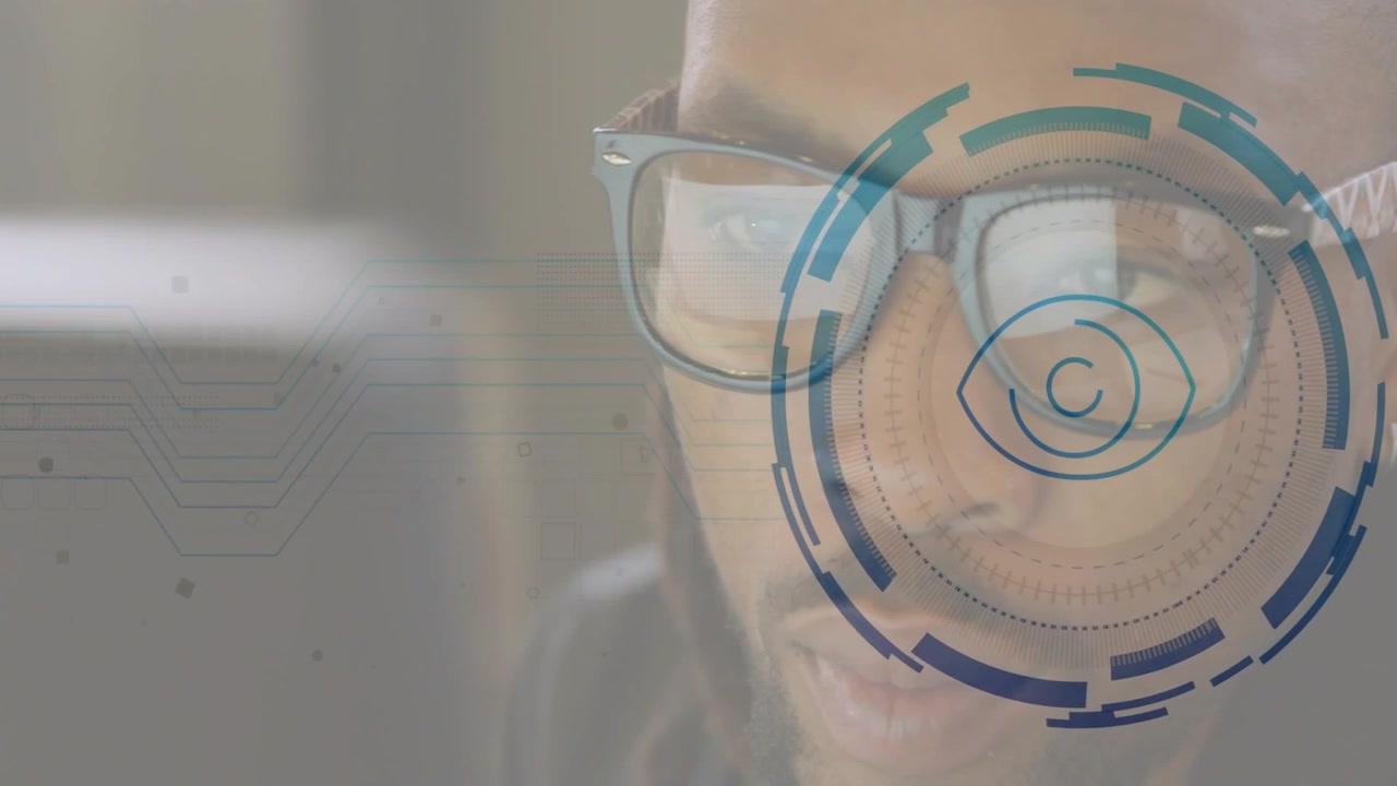 Video vertical: Profesional de tecnología masculino concentrado en la pantalla y activando una pantalla HUD sobre el ojo derecho, analizando datos.