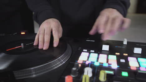 dj mixing on turntable