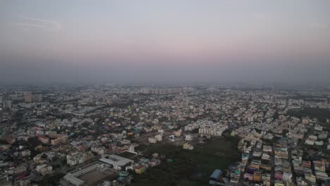 video aéreo filmado en una hermosa noche que muestra la ciudad de chennai