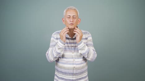 un hombre con arrugas y problemas en la piel es infeliz.