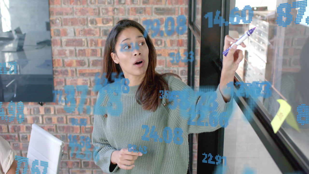 회의에서 동료들에게 프레젠테이션하는 두 인종의 캐주얼 사업가에 대한 데이터 처리