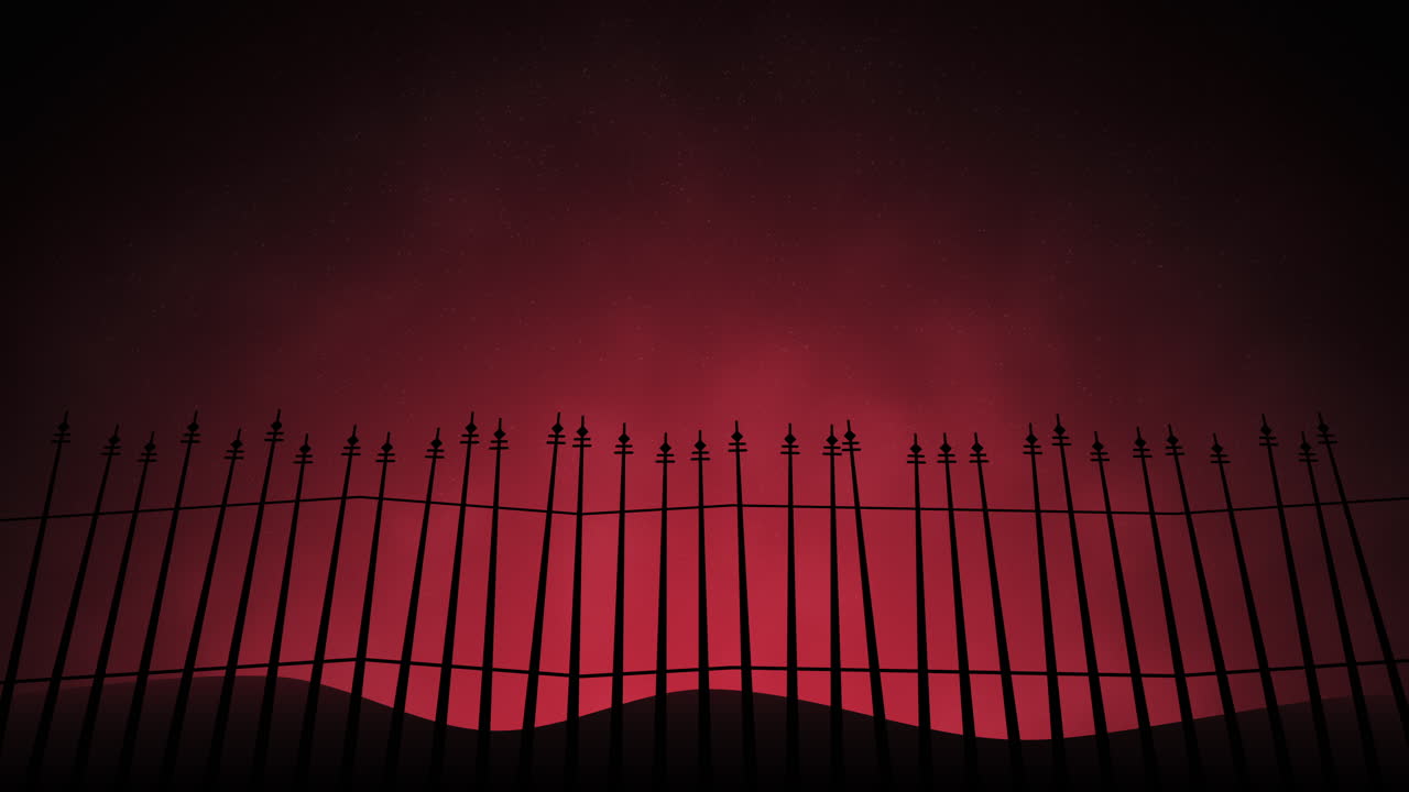 밤에 금속 울타리가 있는 묘지