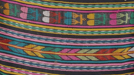 la textura y el patrón de los coloridos textiles mayas - de cerca