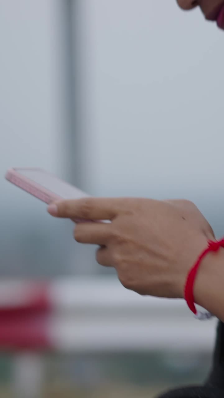 persona que utiliza un teléfono inteligente al aire libre