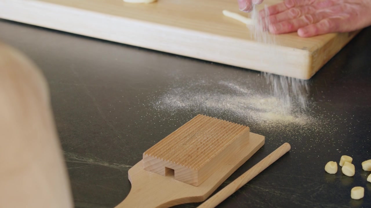 Corso di preparazione della pasta. Farina sul tavolo pronta per fare la pasta