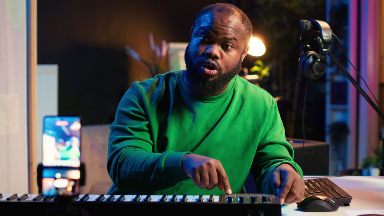 un famoso profesor de piano dirigiendo una clase magistral en internet a través de un tutorial de vlog