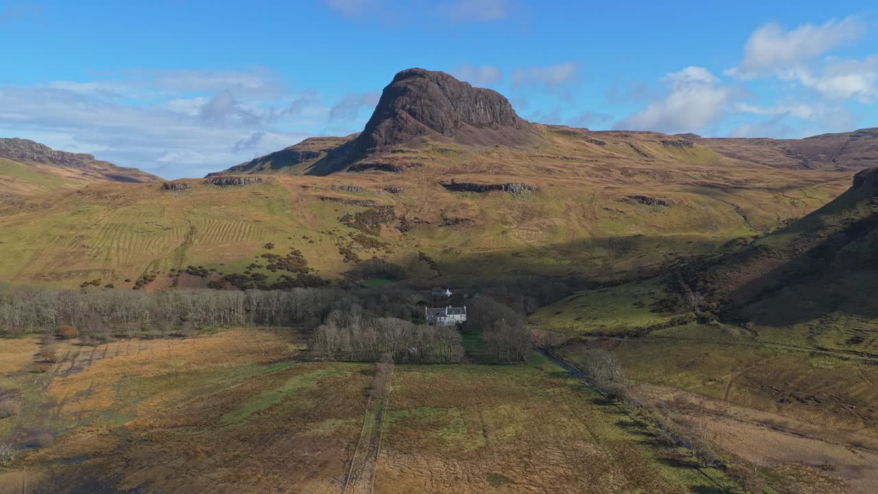 Flyfoto av Talisker hus og fjellandskap i Skottland