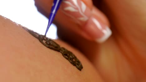 aplicación de tatuaje de henna
