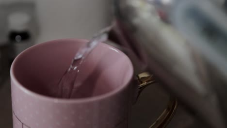 Boiling-water-poured-into-a-coffee-mug