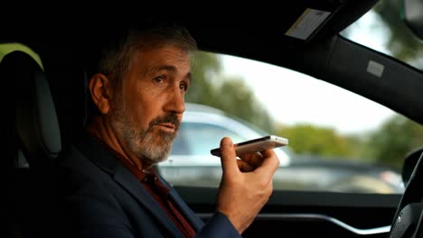 hombre de negocios hablando por teléfono móvil en un coche 4k