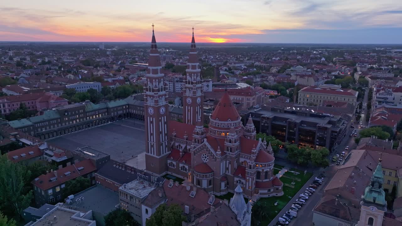 Szeged Domkirke dominerer pladsen, mens skumringen falder på, Ungarn