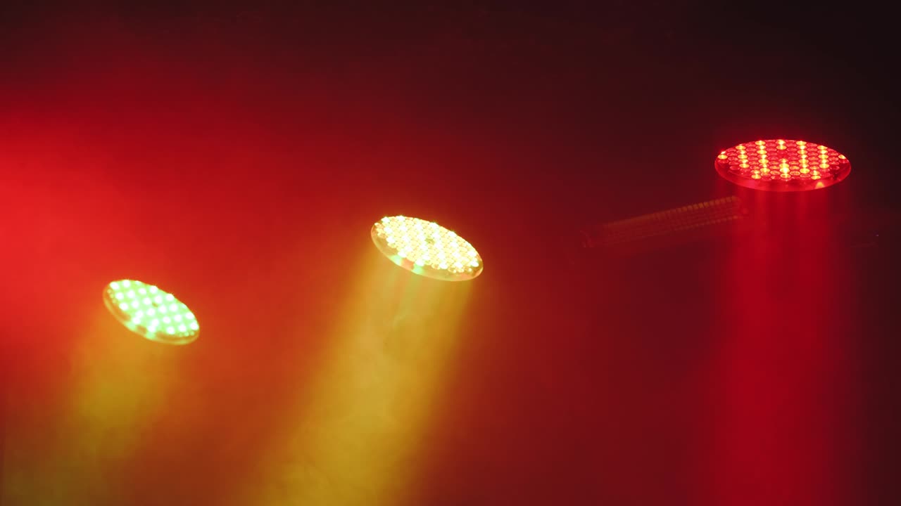 야간 클럽에서 연기가 있는 다채로운 파티 조명 무대