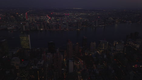 Panoramaaufnahmen-Aus-Der-Luft-Von-Hochhäusern-Am-Ufer-Des-East-River-Am-Abend.-Manhattan,-New-York-City,-Vereinigte-Staaten