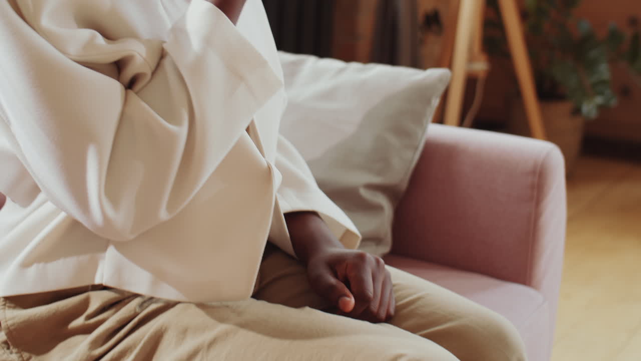 mujer afroamericana hablando en una sesión de terapia