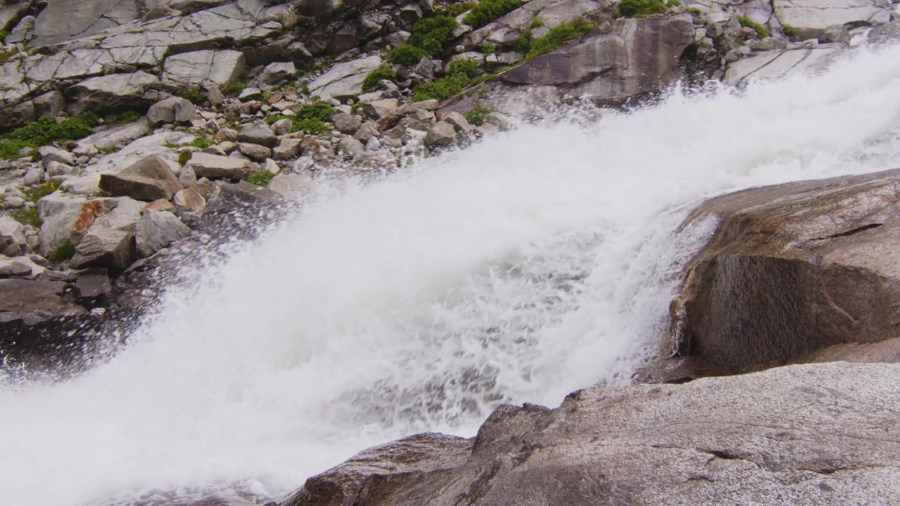 Super-Slow-Motion di un fiume glaciale in montagna. (Risoluzione 4K)