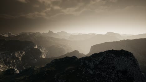 Dramatischer-Himmel-über-Stufen-In-Einem-Berg.