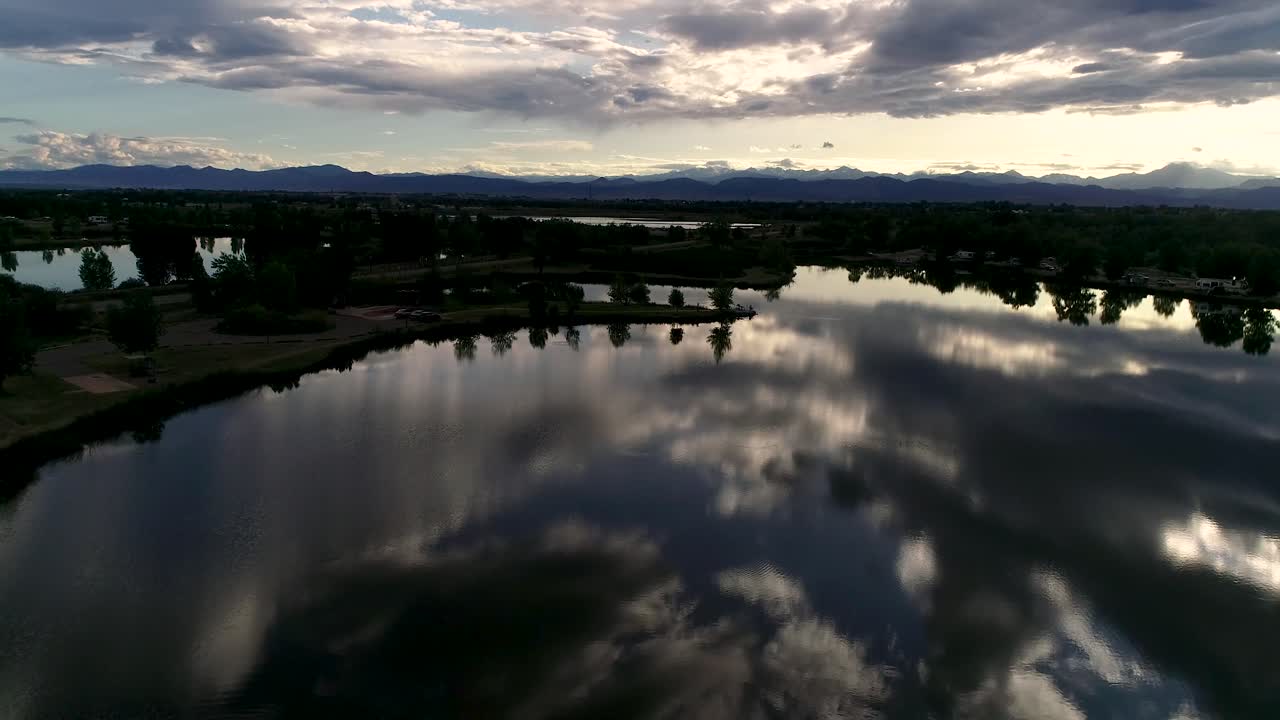 콜로라도 록키 마운틴 일몰의 이 행복한 드론 샷에서 미묘한 빛의 변화와 반사