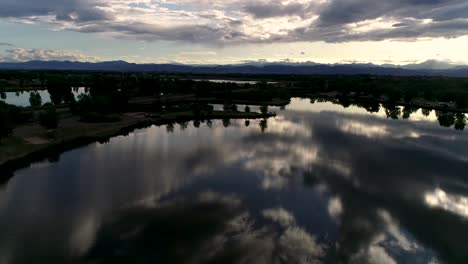 sutiles cambios de luz y reflejos en esta dichosa toma de un dron de una puesta de sol en las montañas rocosas de colorado