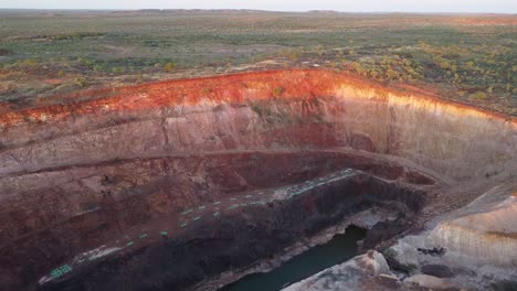 Toma-Aérea-De-Una-Mina-De-Oro-A-Cielo-Abierto-Abandonada-En-El-Interior-De-Australia-Al-Atardecer