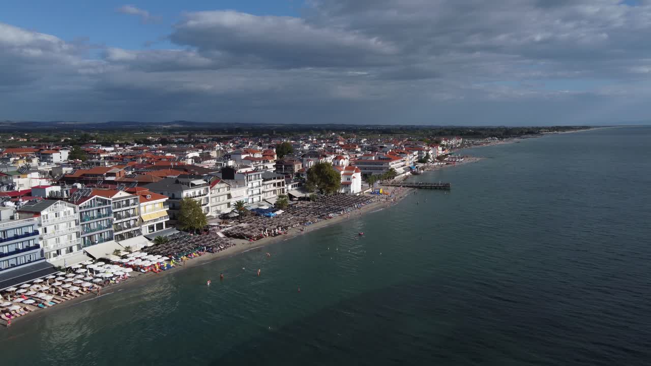 그리스의 파라리아 카테리니 해변 리조트 (paralia katerini beach resort) 의 정적 항공 사진