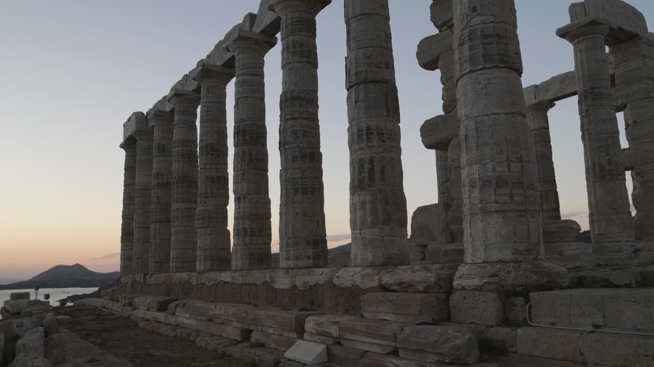 Tempio di Atena Sounias al tramonto con l'oceano in lontananza