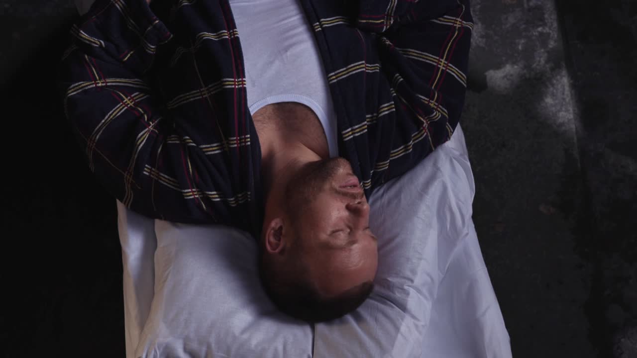 hombre durmiendo en el suelo