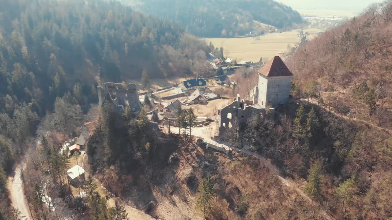 primer plano de la descripción general de kamen del castillo en ruinas del siglo xii