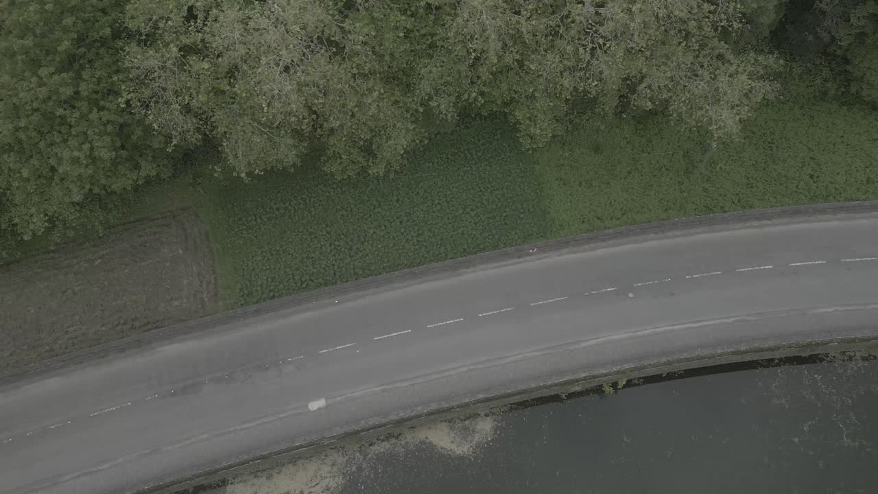 포르투갈 세테 시데스 (sete cidades) 의 물과 초록색 근처의 곡선 도로, 공중 사진