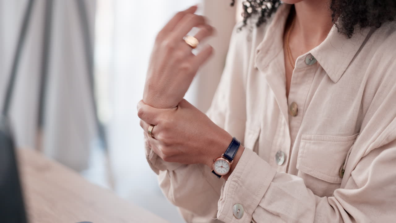 좌절한 여성, 손목 통증