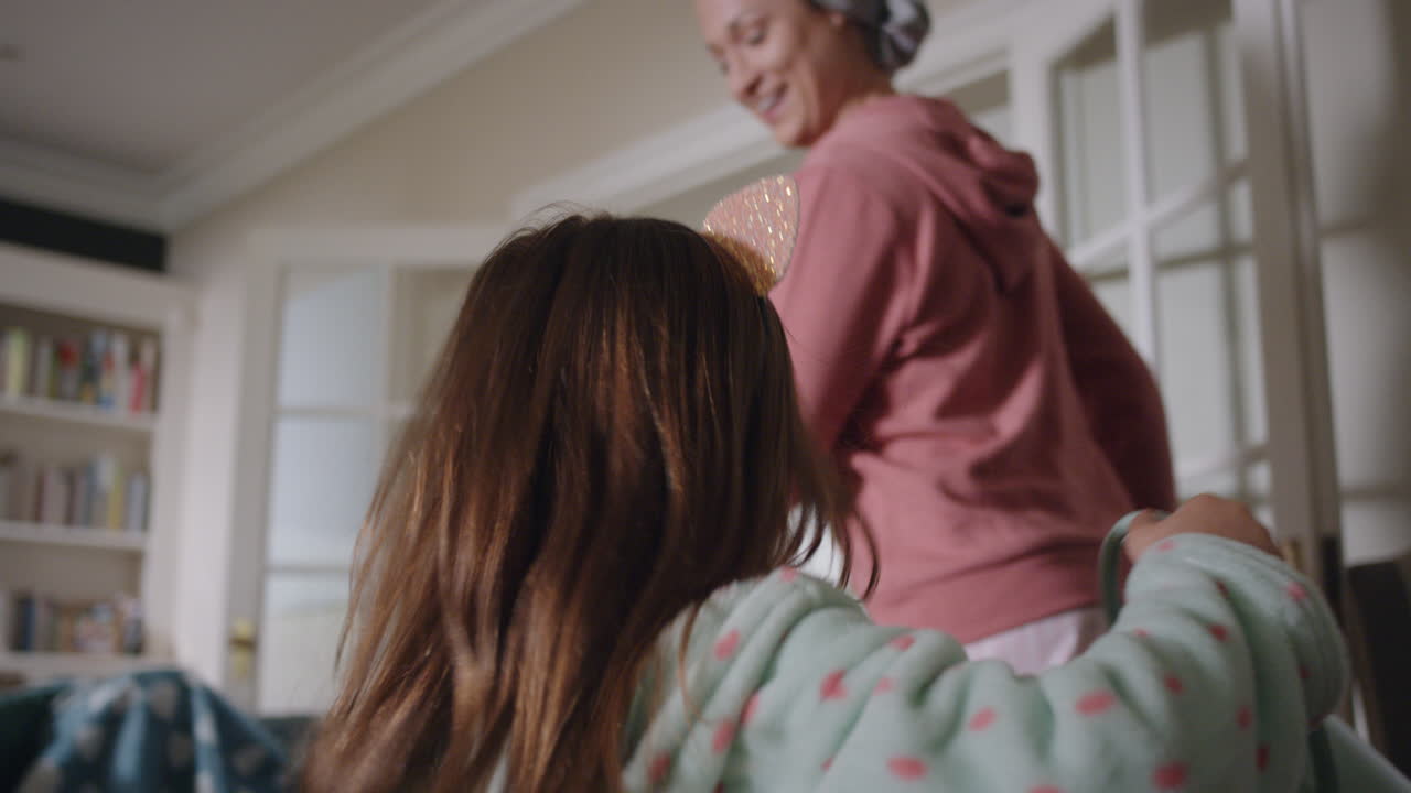 달 ⁇ 한 어린 소녀가 물통으로 엄마를  ⁇ 고 딸이 잡는 놀이를 하고 엄마와 함께 집을 달리며 주말 아침에 아이와 함께 재미있는 게임을 즐기고 있습니다. 4k 영상