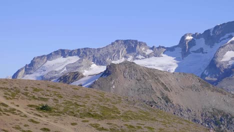 Sonniger-Blauer-Himmel-über-Felsigem-Berg-Mit-Schnee-Im-Winter