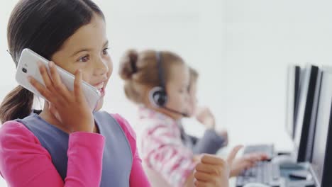 Chica-Como-Ejecutiva-Hablando-Por-Teléfono-Móvil-En-Call-Center-4k-4k