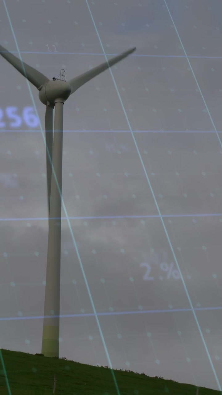 Video verticale: Turbina che gira su un pendio mentre la telecamera panoramica verso l'alto su una griglia AR monitorando i dati rinnovabili