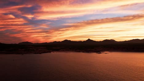 la puesta de sol refleja vibrantes tonos rojos de fuego contra el paisaje oceánico en baja california sur