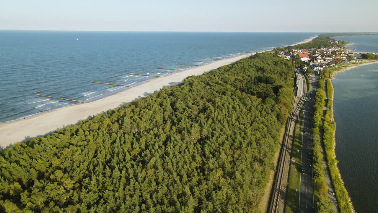 аэрофотосъемка полуострова хель, кинематографическая съемка над лесом грен у дороги и моря балтика