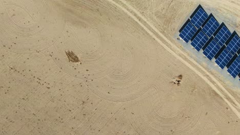paneles solares ubicados en el campo rural para suministrar energía para el sistema de agua - sistema de riego alimentado por energía solar - antena de arriba hacia abajo