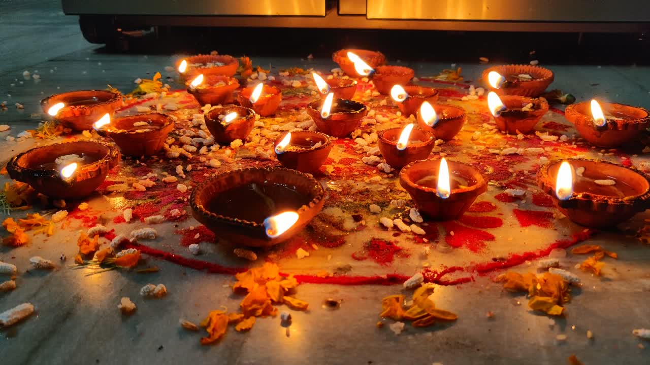 las lámparas de aceite de diwali están decoradas con flores durante la adoración.