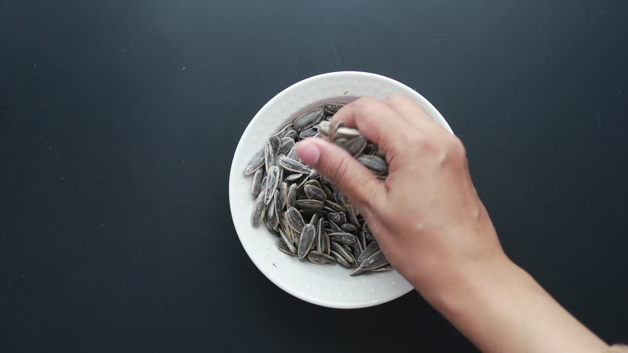 그 에 꽃 씨 를 들고 있는 손 의 가까운 모습