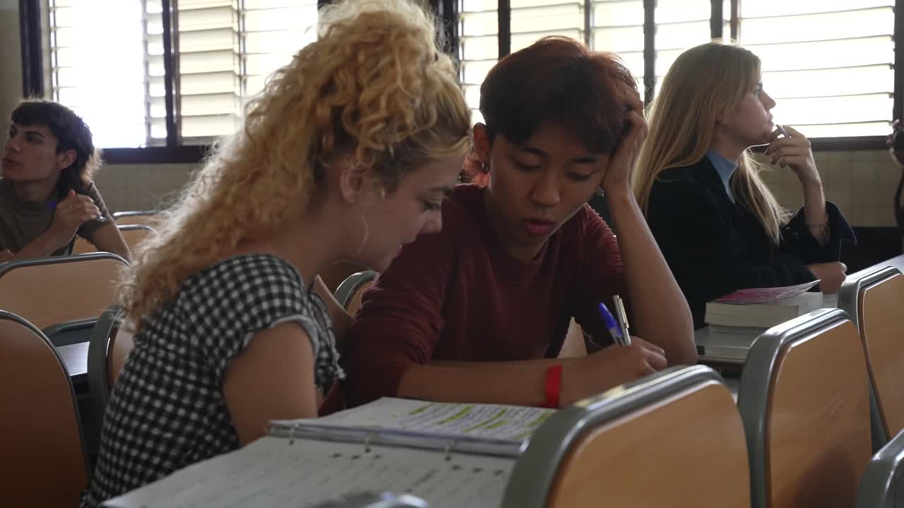 학생 들 이 수업 에서 프로젝트 에 대해 논의 하고 있다