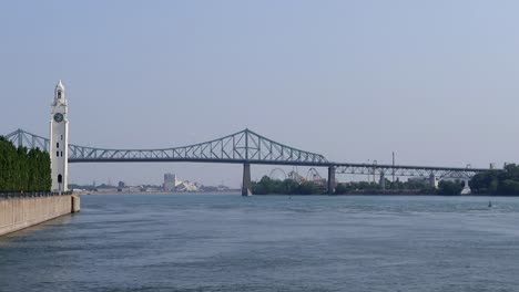 Con-Vistas-A-La-Torre-Del-Reloj-Y-Al-Puente-Jacques-Cartier-En-El-Río-San-Lorenzo-En-Montreal-Quebec