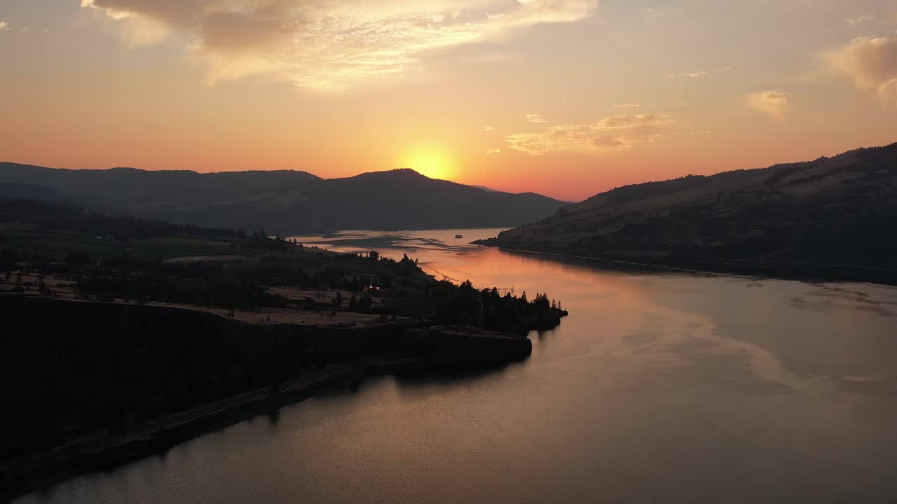 Veduta aerea: Tramonto sul fiume Columbia nel Pacifico nord-occidentale.
