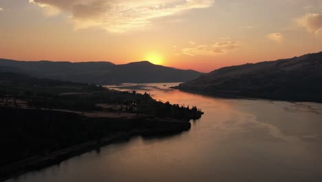 Antena:-Puesta-De-Sol-Sobre-El-Río-Columbia-En-El-Noroeste-Pacífico