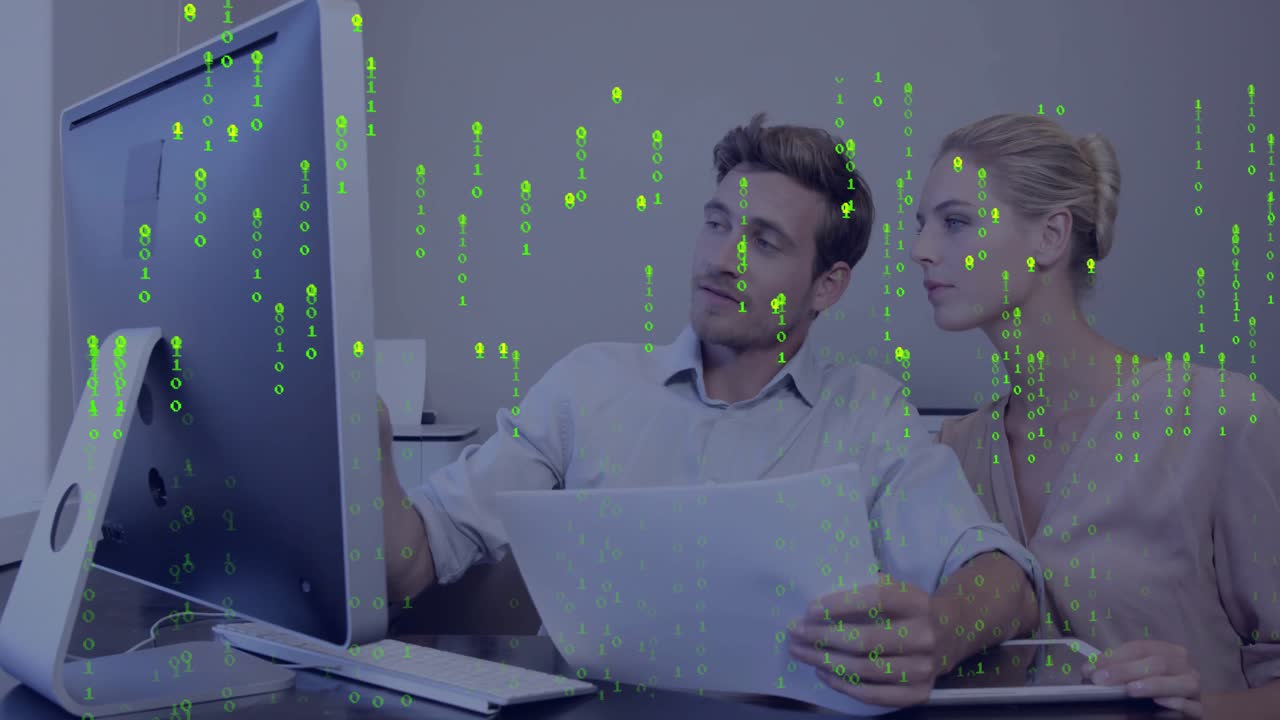 Kolleger trykker på rapport mens de analyserer data med et binærkode-overlegg som vises på et kontor.