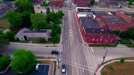 Antena-Cinematográfica-De-Seguimiento-De-Arriba-Hacia-Abajo-De-Alta-Velocidad-De-Un-Automóvil-Que-Conduce-En-El-Centro-De-Rockford,-Illinois