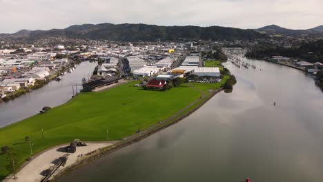 Vista-Aérea-De-La-Ciudad-De-Whangarei-Frente-Al-Río,-Nueva-Zelanda