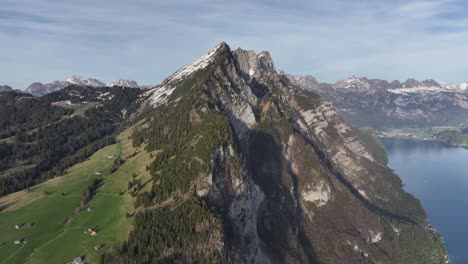 la sombra del pico säntis sobre el lago walensee, suiza - aérea