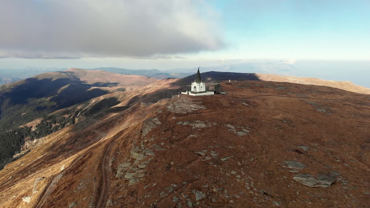 정교회 정상 흐린 산 kaimaktsalan 위를 비행하는 무인 항공기 비디오