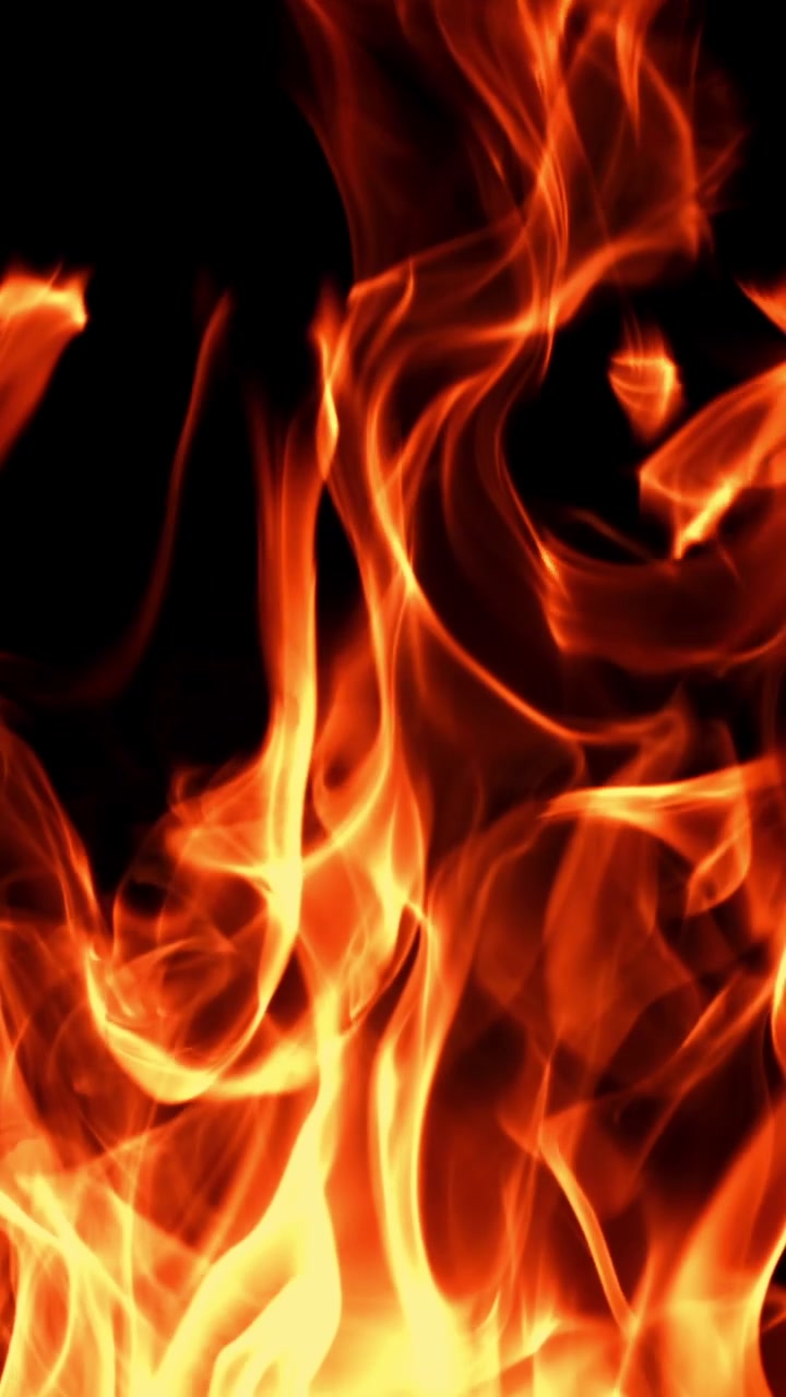 Fiamme di fuoco vivaci arancioni e gialle su sfondo nero