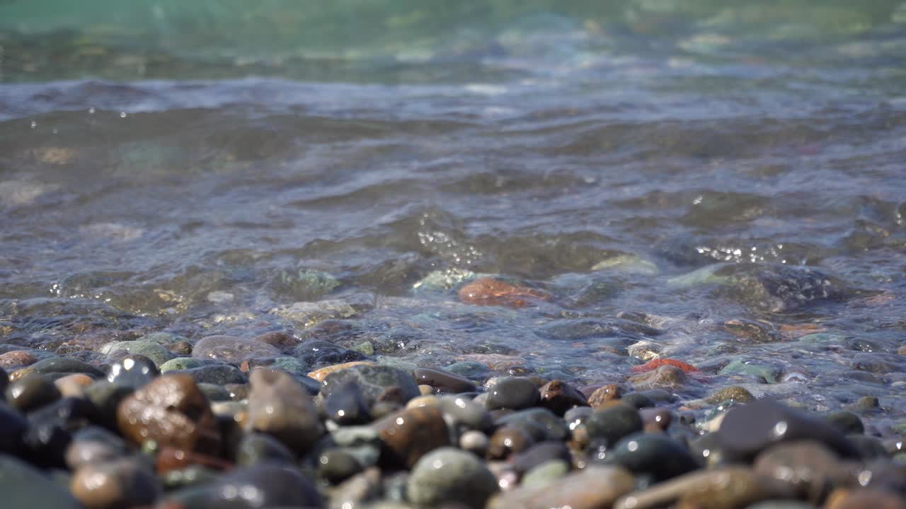해변 에 있는 바다 돌 과 바다 파도